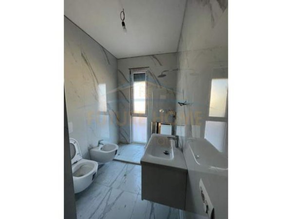 Tirane, shitet apartament Kati 7, 86 m² 210.000 Euro (Ish Parku Autobusave, pranë Globe)