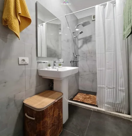Tirane, shitet garsonier 1+1 Kati 4, 35 m² 80.000 € (Komuna e Parisit, prane Big Market)