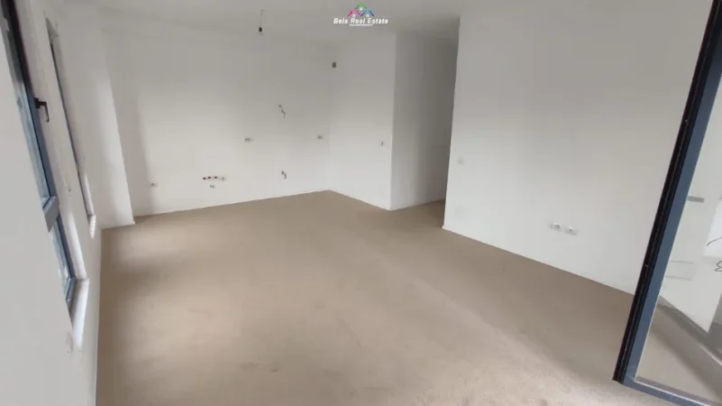 Tirane, jepet me qera zyre Kati 2, 106 m² 620 € (Porcelan, Kompleksi Erli)