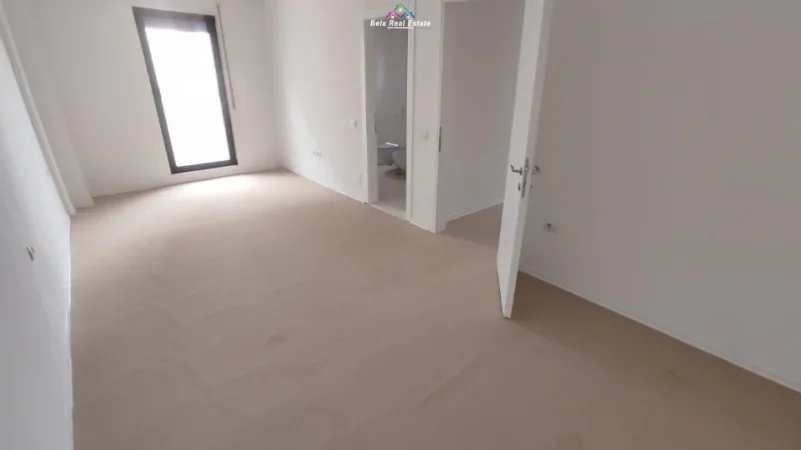 Tirane, jepet me qera zyre Kati 2, 106 m² 620 € (Porcelan, Kompleksi Erli)