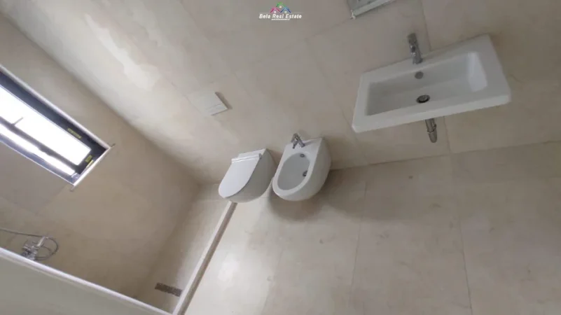 Tirane, jepet me qera zyre Kati 2, 106 m² 620 € (Porcelan, Kompleksi Erli)