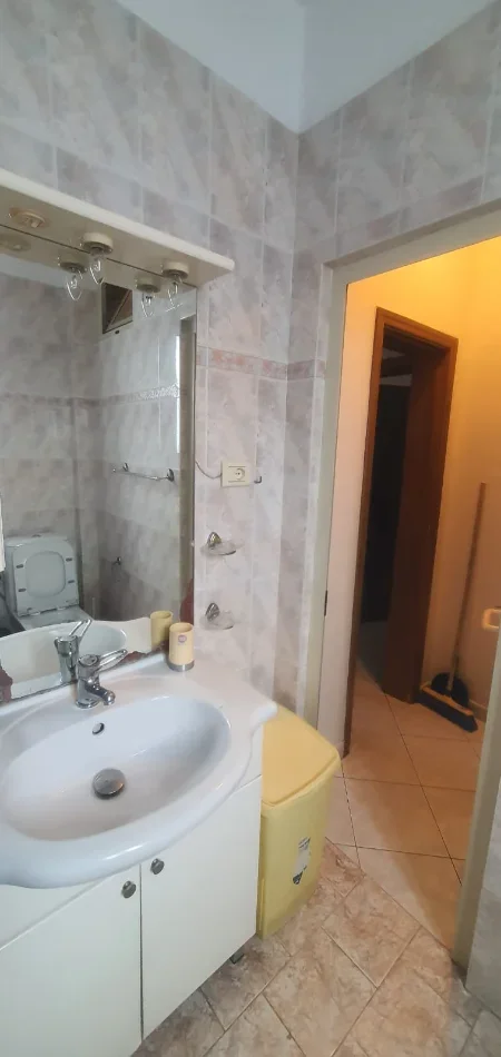 Tirane, jepet me qera apartament 2+1+Aneks+Ballkon Kati 3, 100 m² 550 € (Rruga Kont Leopold Bertold)