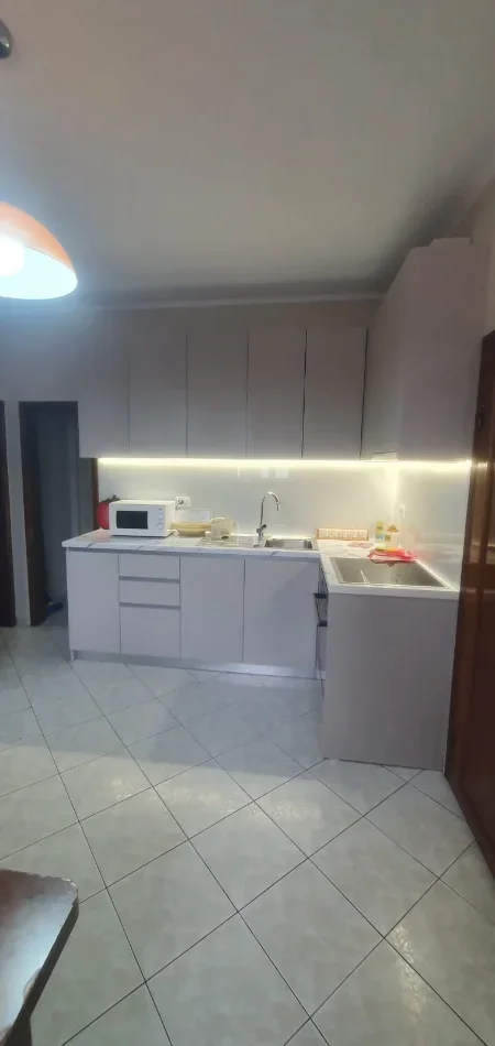 Tirane, jepet me qera apartament 2+1+Aneks+Ballkon Kati 3, 100 m² 550 € (Rruga Kont Leopold Bertold)