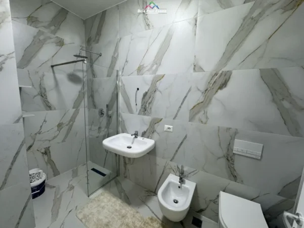 Tirane, jepet me qera apartament 2+1 Kati 6, 100 m² 700 € (rruga e Dafinave)