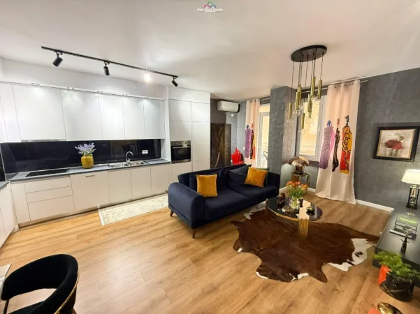 Tirane, jepet me qera apartament 1+1 Kati 6, 77 m² 800 € (21 Dhjetori, prane Mozaikut)