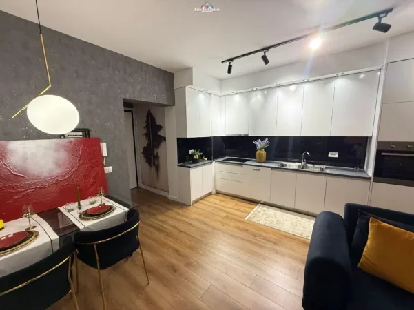 Tirane, jepet me qera apartament 1+1 Kati 6, 77 m² 800 € (21 Dhjetori, prane Mozaikut)