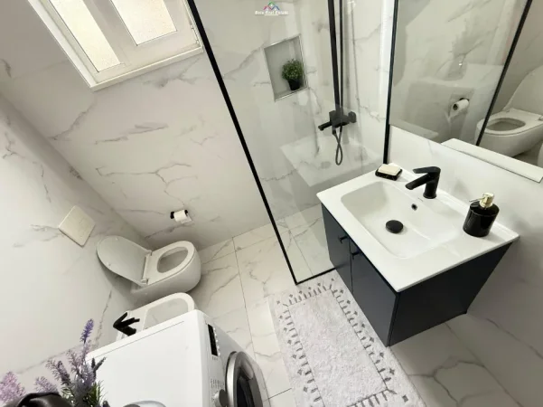 Tirane, jepet me qera apartament 1+1 Kati 6, 77 m² 800 € (21 Dhjetori, prane Mozaikut)