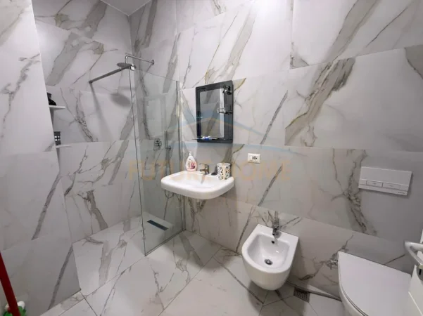 Tirane, jepet me qera apartament 3+1+Ballkon Kati 6, 106 m² 750 € (Fusha e Aviacionit)