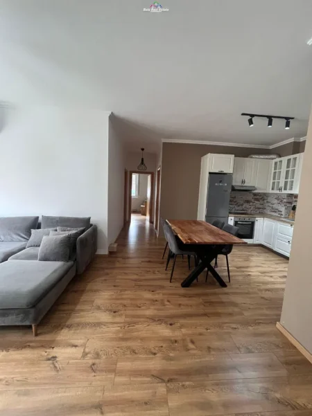 Tirane, jepet me qera apartament 2+1 Kati 3, 108 m² 850 € (Kopshti Botanik, prane Xhamise)