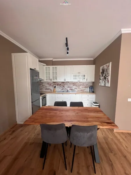 Tirane, jepet me qera apartament 2+1 Kati 3, 108 m² 850 € (Kopshti Botanik, prane Xhamise)