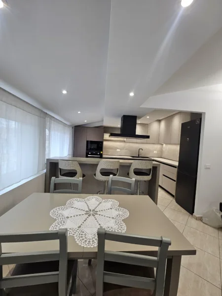 Tirane, jepet me qera apartament 2+1 Kati 7, 100 m² 700 € (Fresku)