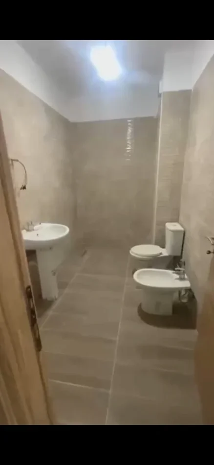 Tirane, jepet me qera apartament 2+1+Ballkon Kati 3, 100 m² 450 € (5 MAJI)