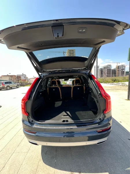 Tirane, shitet SUV Volvo xc90 Benzin, blu e errët automatik 104 km 23.500 €