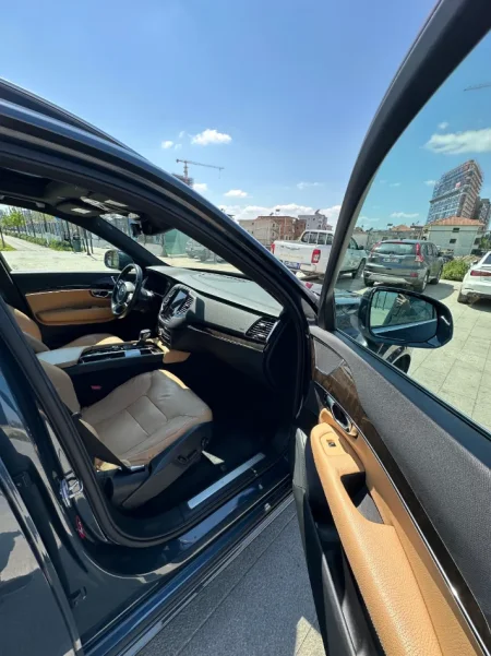 Tirane, shitet SUV Volvo xc90 Benzin, blu e errët automatik 104 km 23.500 €