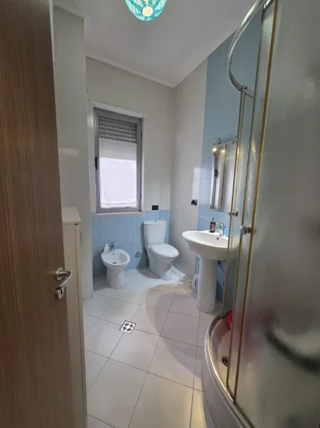 Tirane, jepet me qera apartament 1+1 , 60 m² 800 € (PAZARI I RI)