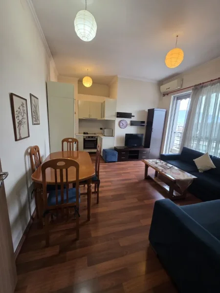 Tirane, jepet me qera apartament 1+1 , 60 m² 800 € (PAZARI I RI)