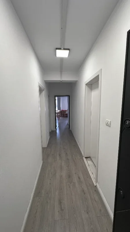 Tirane, jepet me qera zyre Kati 1, 116 m² 1.600 € (stadiumi dinamo)