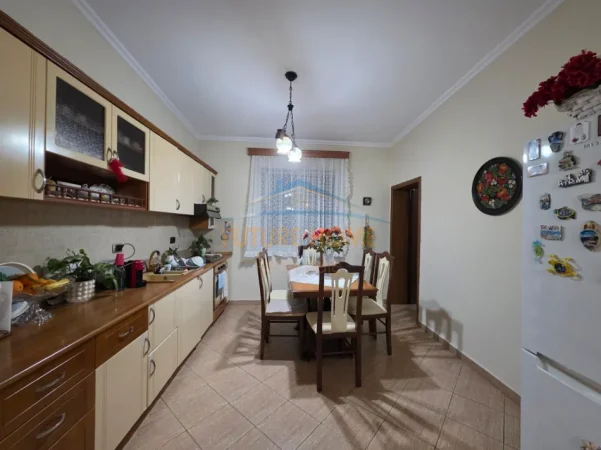 Tirane, shitet apartament 3+1 Kati 4, 99 m² (Bllok)