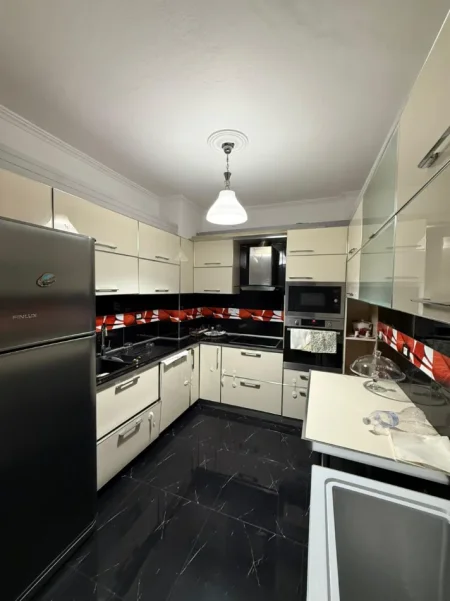 Tirane, jepet me qera apartament 2+1 , 1.000 € (Bllok)