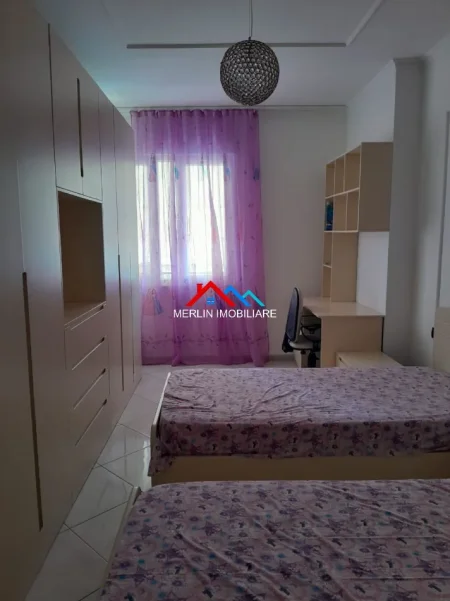 Tirane, jepet me qera apartament 2+1+Ballkon Kati 8, 112 m² 520 € (RRUGA 3 DESHMORET,YZBERISHT)