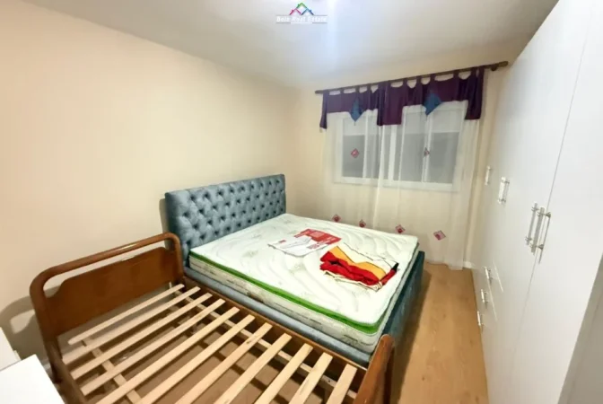 Tirane, jepet me qera apartament 1+1 Kati 3, 54 m² 520 € (Rruga e Barrikadave)