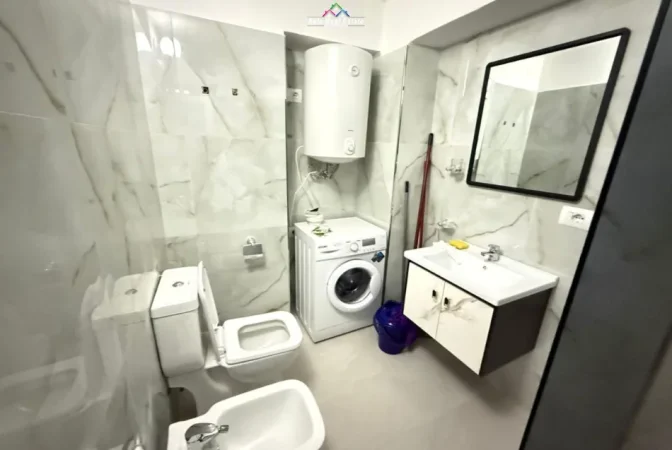 Tirane, jepet me qera apartament 1+1 Kati 3, 54 m² 520 € (Rruga e Barrikadave)