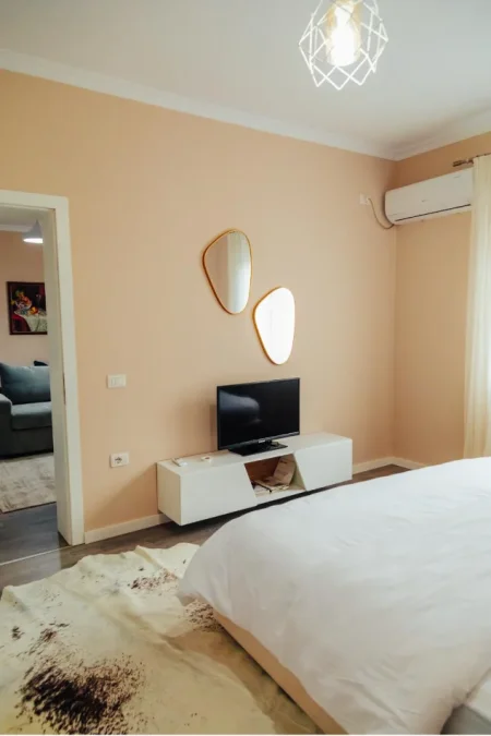 Tirane, jepet me qera apartament 1+1 Kati 5, 62 m² 700 € (Garda)