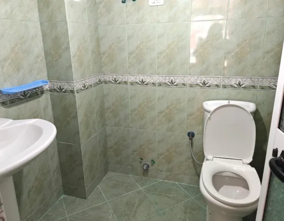 Tirane, shitet dyqan Kati 0, 35 m² 82.000 € (Rruga e Teleferikut)