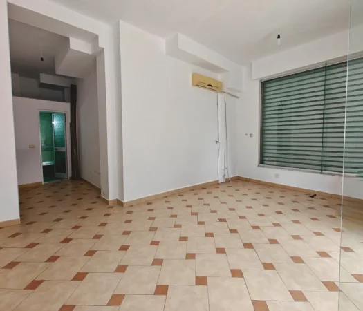 Tirane, shitet dyqan Kati 0, 35 m² 82.000 € (Rruga e Teleferikut)