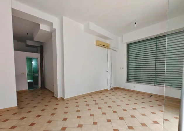 Tirane, shitet dyqan Kati 0, 35 m² 82.000 € (Rruga e Teleferikut)