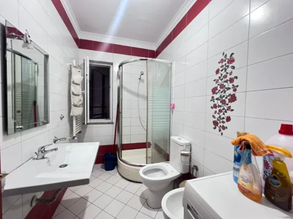 Tirane, jepet me qera apartament 1+1+Ballkon Kati 4, 65 m² 420 mije leke