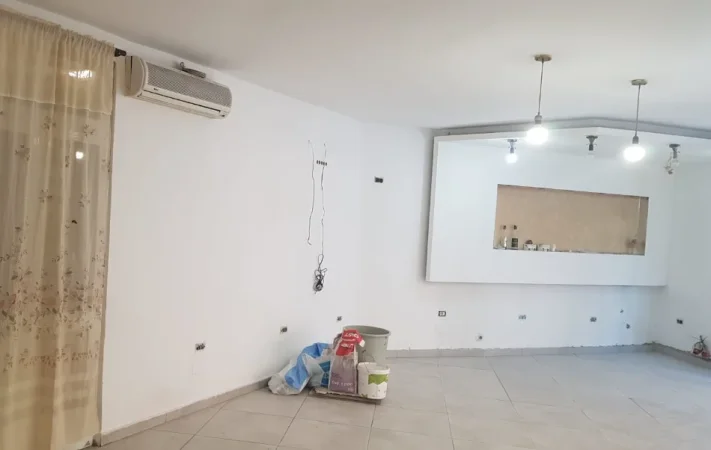Tirane, jepet me qera dyqan Kati 0, 60 m² 600 € (Zogu Zi)