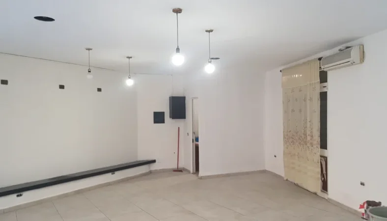 Tirane, jepet me qera dyqan Kati 0, 60 m² 600 € (Zogu Zi)