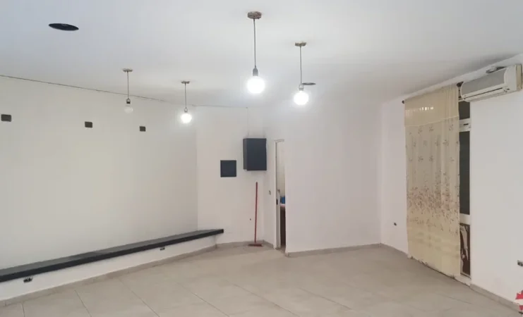 Tirane, jepet me qera dyqan Kati 0, 60 m² 600 € (Zogu Zi)