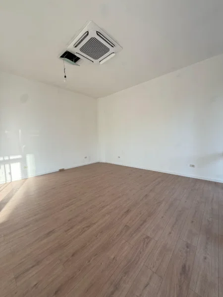 Tirane, jepet me qera ambjent biznesi Kati 2, 44 m² 700 € (MINE PEZA GOLDEN TOWER RESIDENCE)