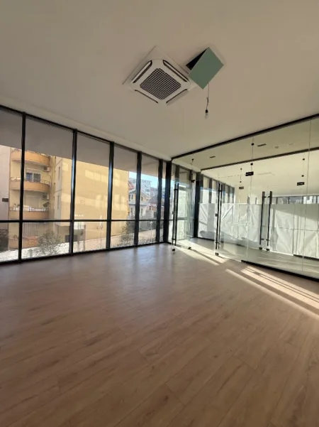 Tirane, jepet me qera ambjent biznesi Kati 2, 44 m² 700 € (MINE PEZA GOLDEN TOWER RESIDENCE)