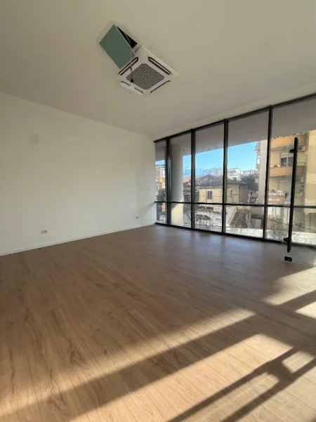 Tirane, jepet me qera ambjent biznesi Kati 2, 44 m² 700 € (MINE PEZA GOLDEN TOWER RESIDENCE)