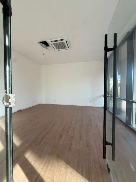 Tirane, jepet me qera ambjent biznesi Kati 2, 44 m² 700 € (MINE PEZA GOLDEN TOWER RESIDENCE)