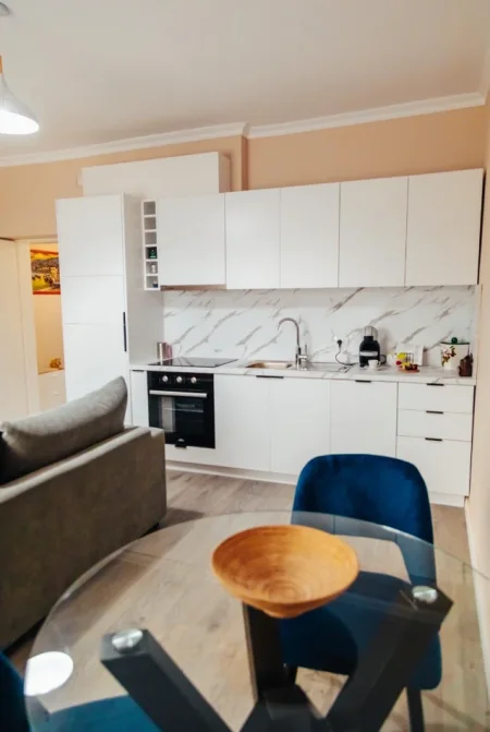 Tirane, jepet me qera apartament 1+1 Kati 5, 65 m² 700 € (GARDA,QENDER)