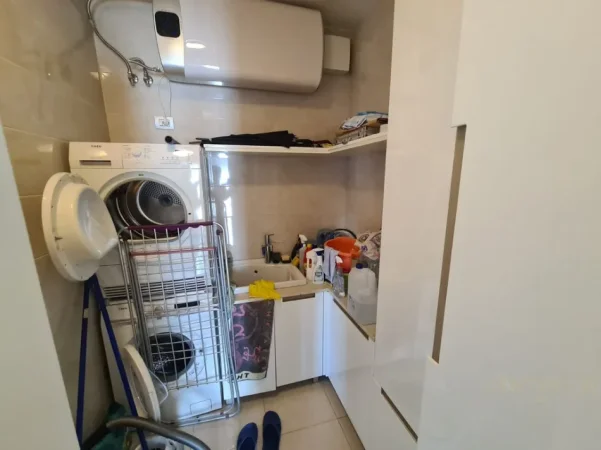 Shqiperi, shitet apartament 2+1 Kati 5, 110 m² 275.000 € (Rruga Kavajes)