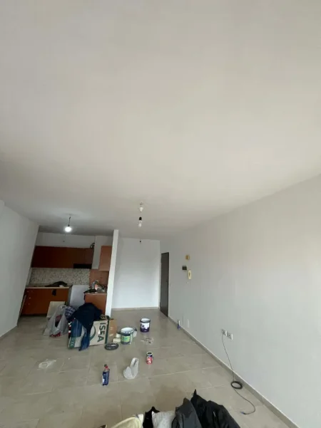 Tirane, jepet me qera zyre Kati 6, 96 m² 550 € (FUSHA E AVIACIONIT)