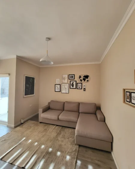 Tirane, jepet me qera apartament 1+1 Kati 5, 55 m² 650 € (GARDA,QENDER)
