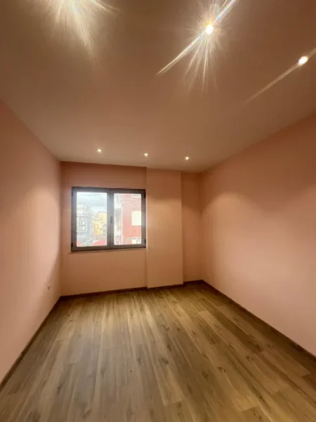 Tirane, jepet me qera zyre Kati 6, 160 m² 1.500 € (PAZARI I RI)