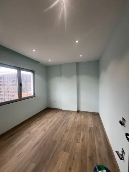 Tirane, jepet me qera zyre Kati 6, 160 m² 1.500 € (PAZARI I RI)