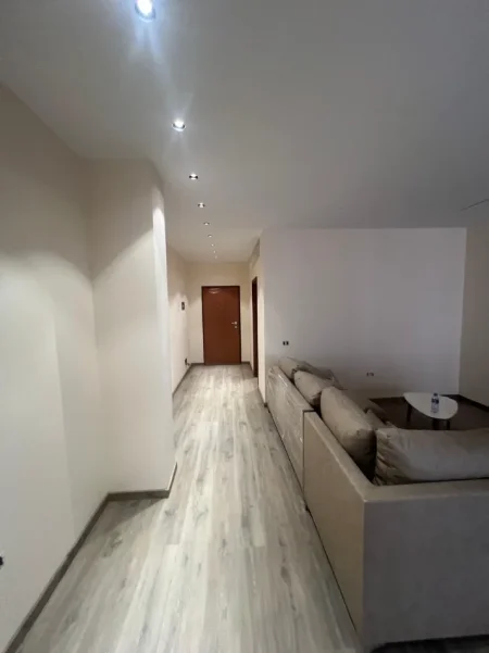 Tirane, jepet me qera zyre Kati 6, 160 m² 1.500 € (PAZARI I RI)