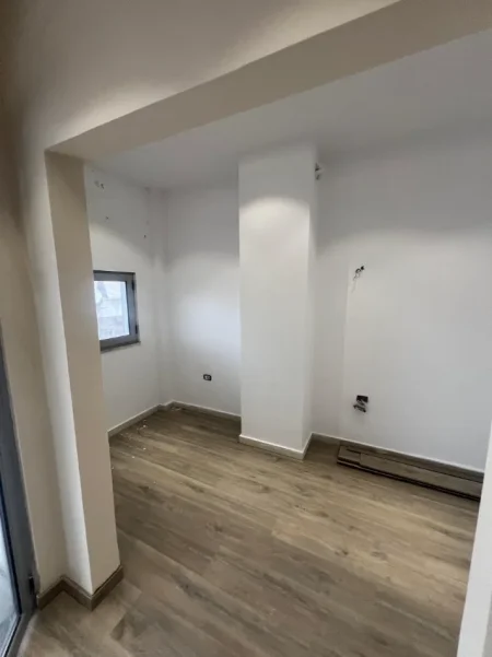 Tirane, jepet me qera zyre Kati 6, 160 m² 1.500 € (PAZARI I RI)