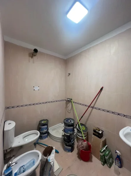 Tirane, jepet me qera zyre Kati 6, 160 m² 1.500 € (PAZARI I RI)