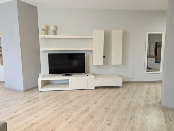 Tirane, jepet me qera apartament 3+1 Kati 5, 170 m² 2.500 € (LIQENI ARTIFICIAL TIRANE)