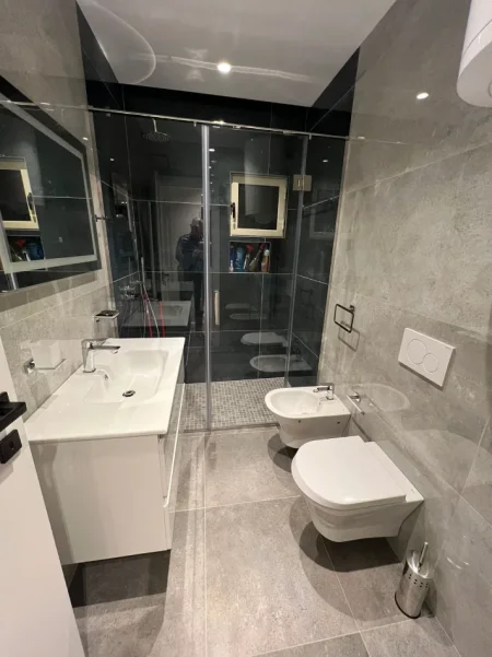 Tirane, jepet me qera apartament 2+1 Kati 7, 84 m² 700 € (ISH FUSHA E AVIACIONIT)