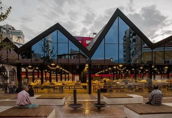 Tirane, jepet me qera zyre Kati 1, 68 m² 600 € (Pazari i Ri)